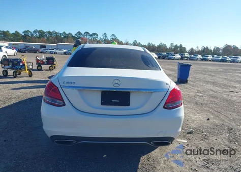 2016 Mercedes-Benz C 300 z USA, uszkodzony, nr VIN 55SWF4JB0GU099638